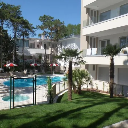 With A Pool And Hot Tub In A Quiet Area Bibione