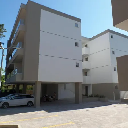 With A Pool And Hot Tub In A Quiet Area Apartment *