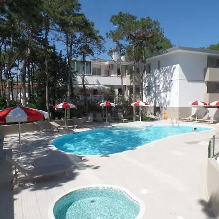 With A Pool And Hot Tub In A Quiet Area *