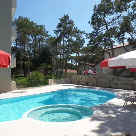 With A Pool And Hot Tub In A Quiet Area Apartment