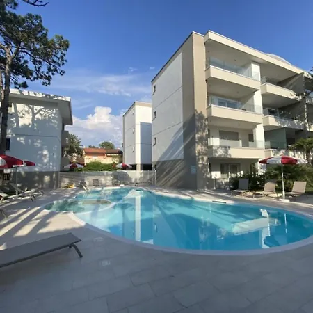 Apartment With A Pool And Hot Tub In A Quiet Area Bibione